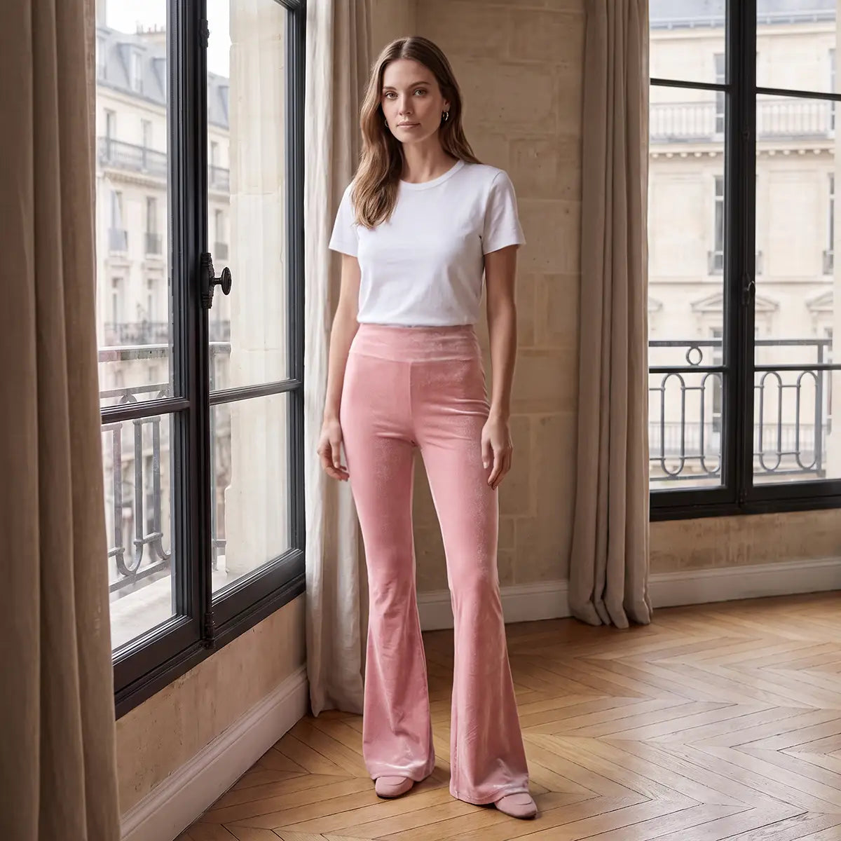 LOLA, pantalone a zampa in ciniglia rosa, su modella.