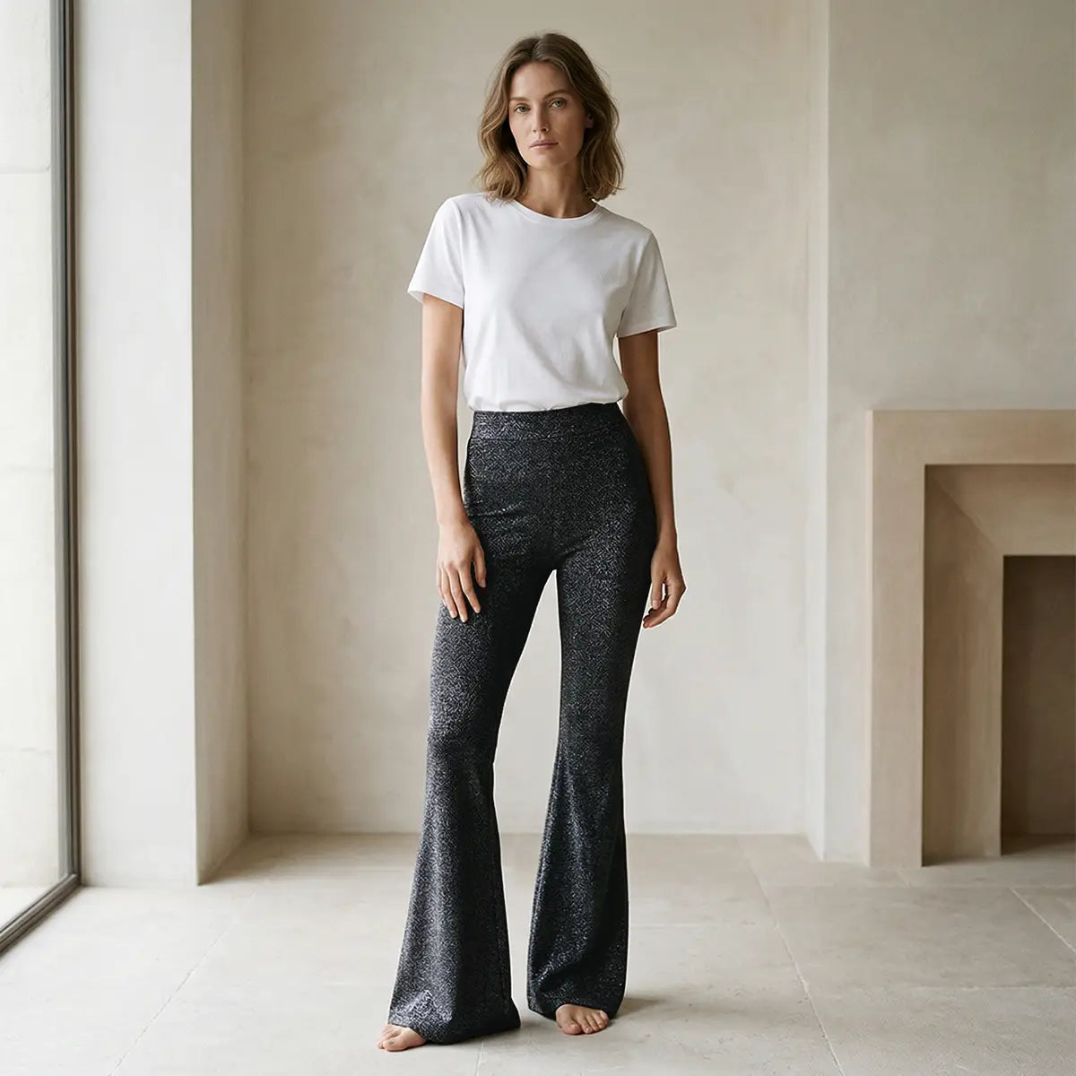 LOLA, pantalone a zampa in lurex antracite, su modella.