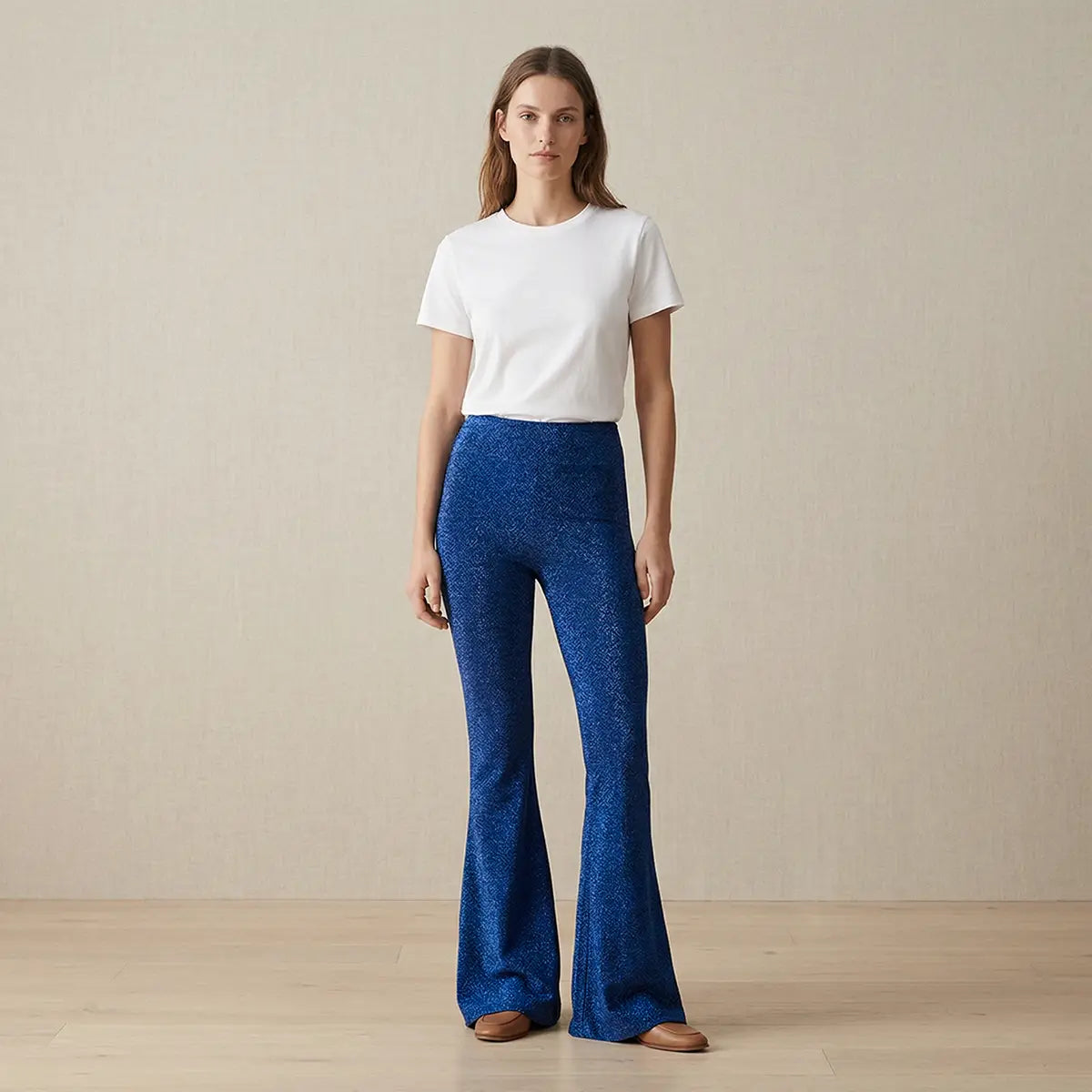 LOLA, pantalone a zampa in lurex blu, su modella.