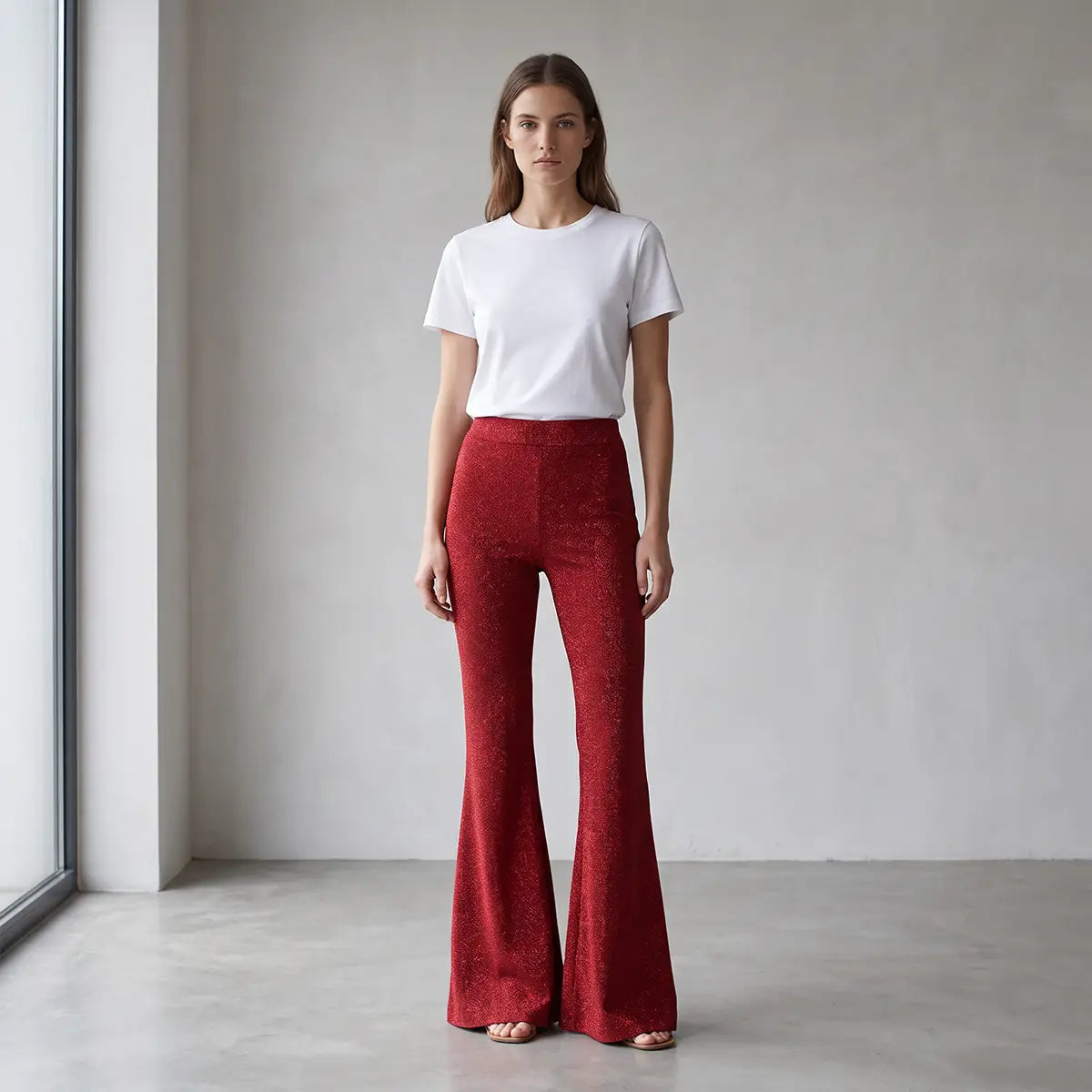LOLA, pantalone a zampa in lurex rosso, su modella.