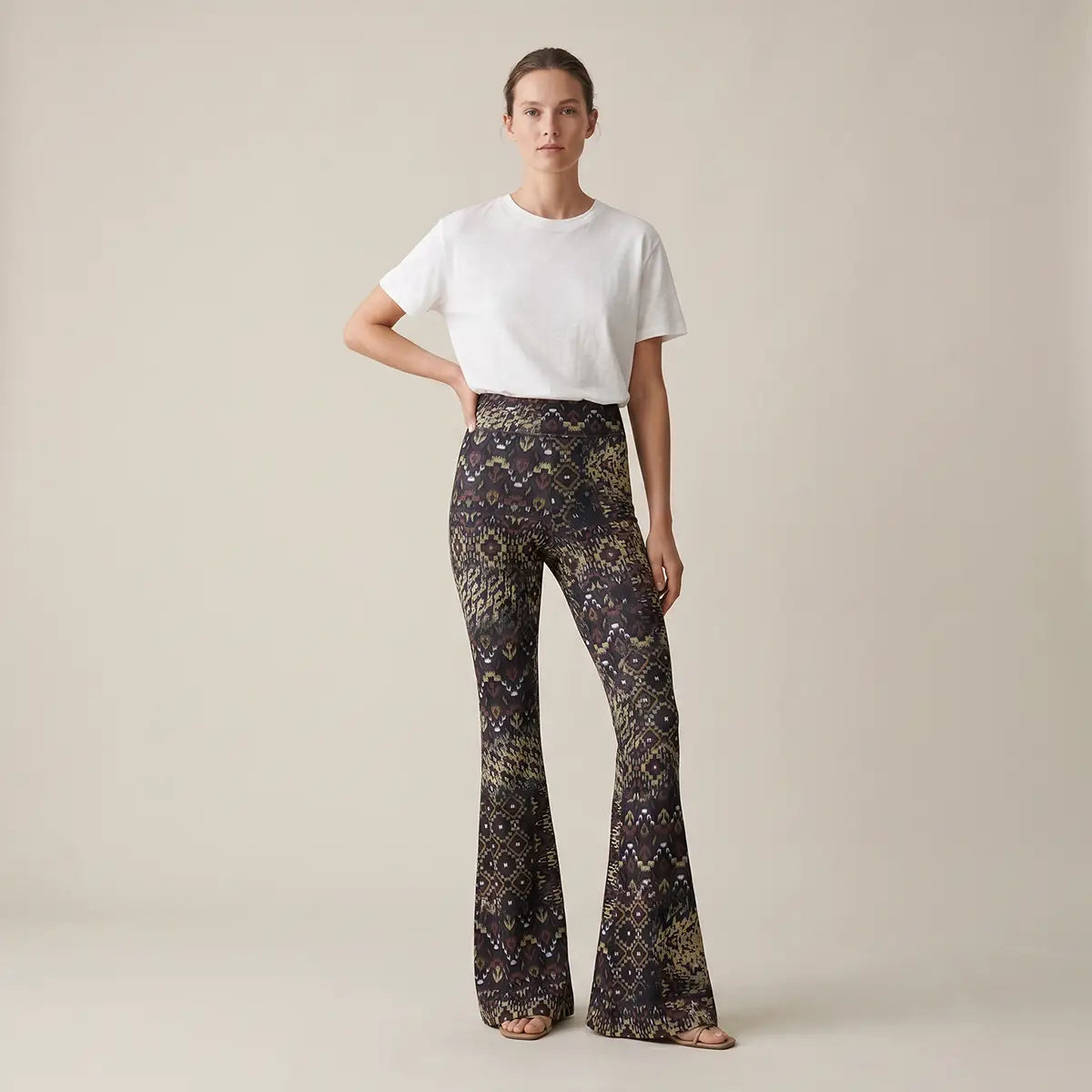 LOLA pantaloni a zampa con vita alta elasticizzata in lycra fantasia Earth di Alessandra Gallo  -  Made in Italy - the Stretch Collection - indossato frontale