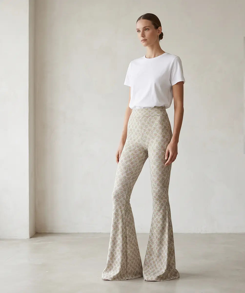 LOLA pantalone a zampa in lycra fantasia Ephrussi con vita alta elasticizzata di Alessandra Gallo - Made in Italy - the Stretch Collection - indossato frontale