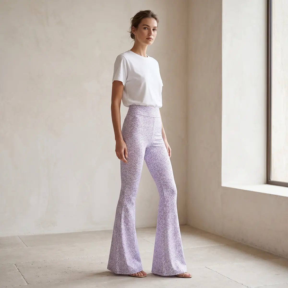 LOLA pantalone a zampa in lycra fantasia Nets con vita alta elasticizzata di Alessandra Gallo - Made in Italy - the Stretch Collection - indossato frontale