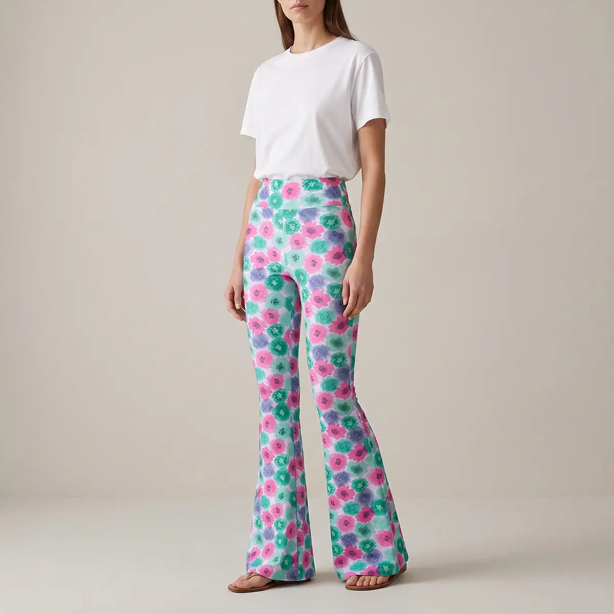 LOLA pantaloni a zampa in lycra  in fantasia Peonies con vita alta elasticizzata di Alessandra Gallo -  Made in Italy - The Stretch Collection - indossato frontale