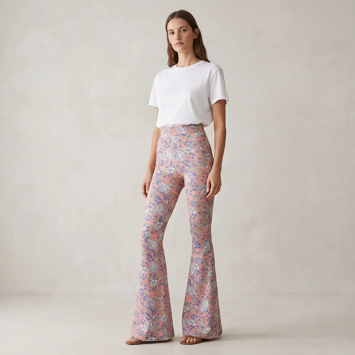 LOLA pantalone a zampa in lycra fantasia Pink Obsession con vita alta elasticizzata di Alessandra Gallo - Made in Italy - the Obsession Collection - indossato frontale