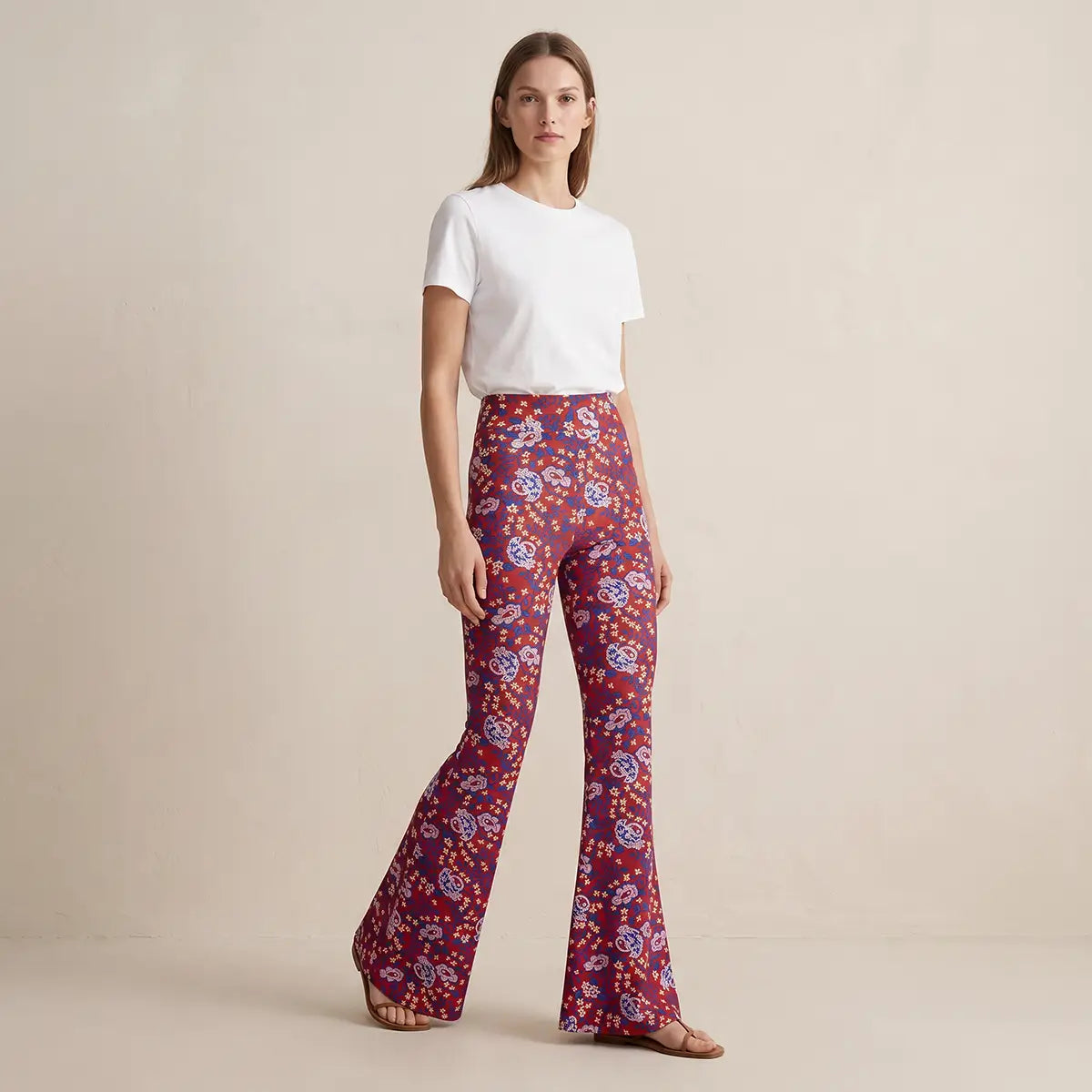 LOLA pantalone a zampa in lycra fantasia Red Obsession con vita alta elasticizzata di Alessandra Gallo - Made in Italy - the Obsession Collection - indossato frontale