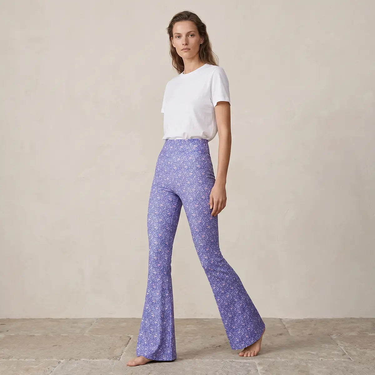 LOLA pantalone a zampa in lycra fantasia Versailles con vita alta elasticizzata di Alessandra Gallo - Made in Italy - the Stretch Collection - indossato frontale