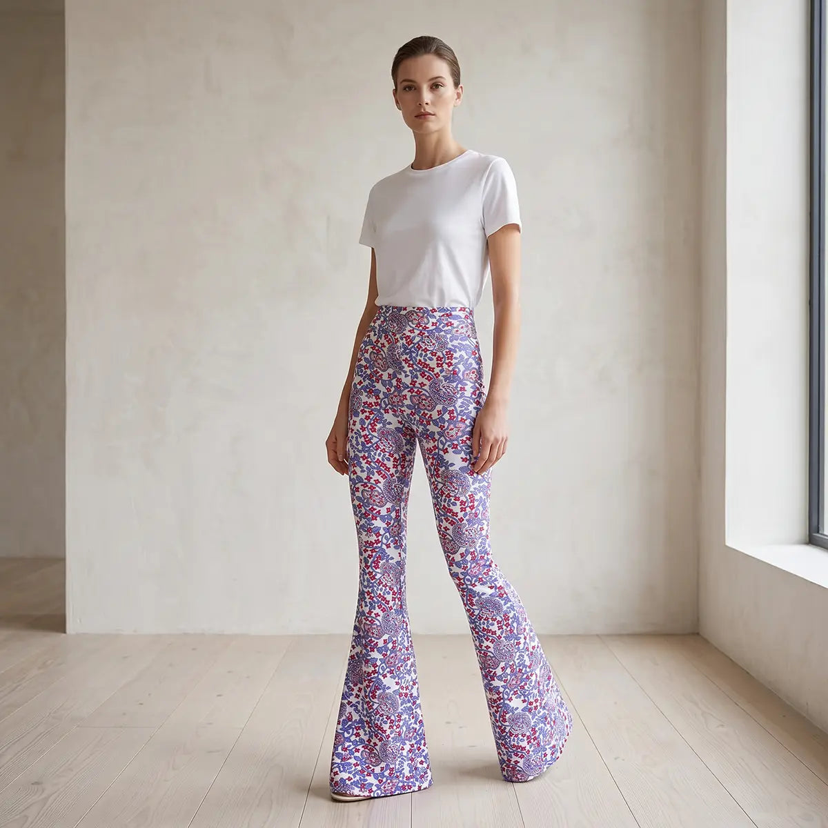 LOLA pantalone a zampa in lycra fantasia White Obsession con vita alta elasticizzata di Alessandra Gallo - Made in Italy - the Obsession Collection - indossato frontale