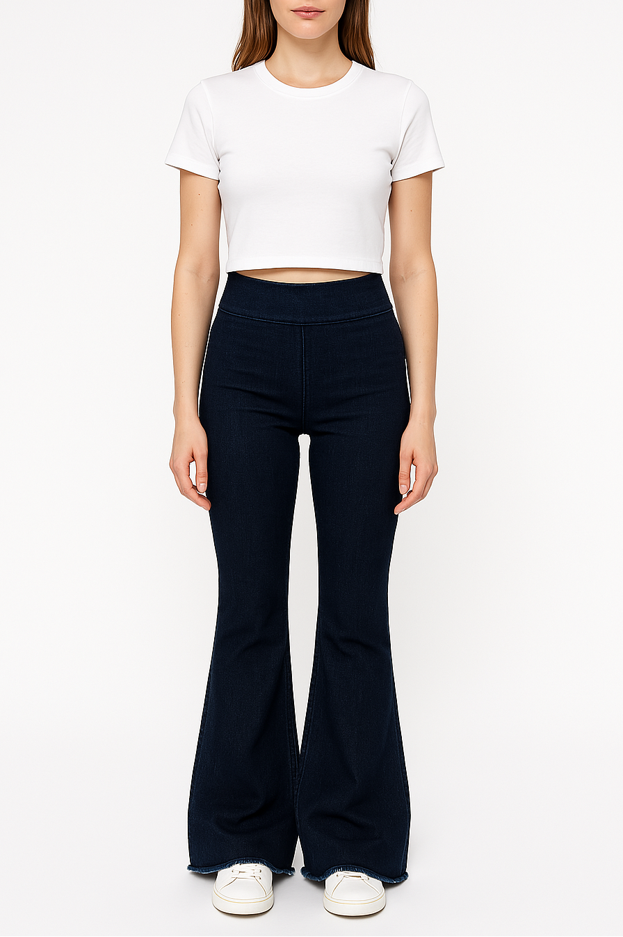 Pantalone a zampa LOLISSIMA di Alessandra Gallo in jeans scuro con vita alta ed elastico in vita - indossato frontale - Made in Italy - Printemps Collection