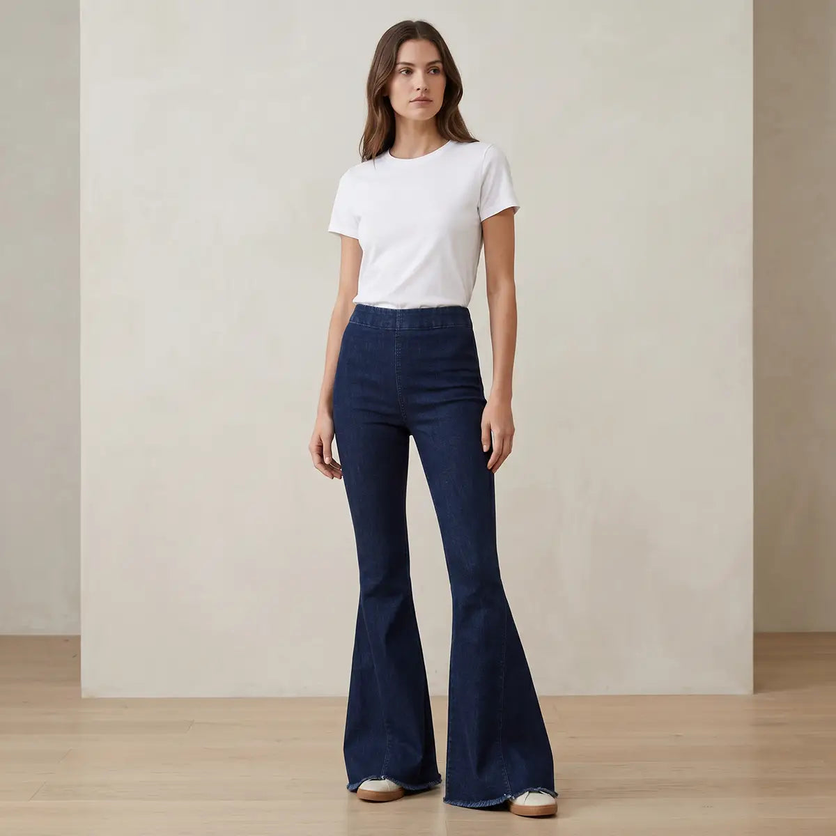 Pantalone a zampa LOLISSIMA di Alessandra Gallo in jeans scuro con vita alta ed elastico in vita - indossato frontale - Made in Italy - Printemps Collection