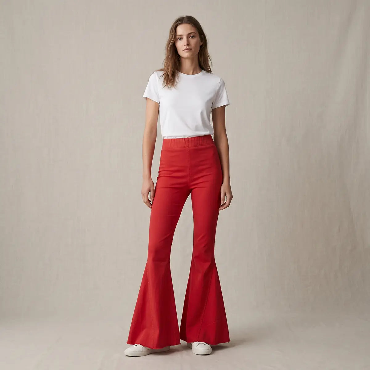 Pantalone a zampa LOLISSIMA di Alessandra Gallo in cotone rosso con vita alta ed elastico in vita - indossato frontale - Made in Italy - Printemps Collection