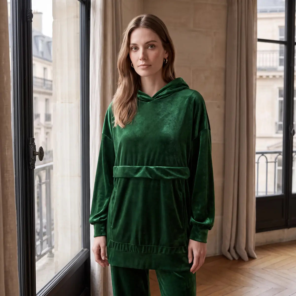 LUCY, felpa con cappuccio in ciniglia verde smeraldo, cintura annodata in vita, su modella.