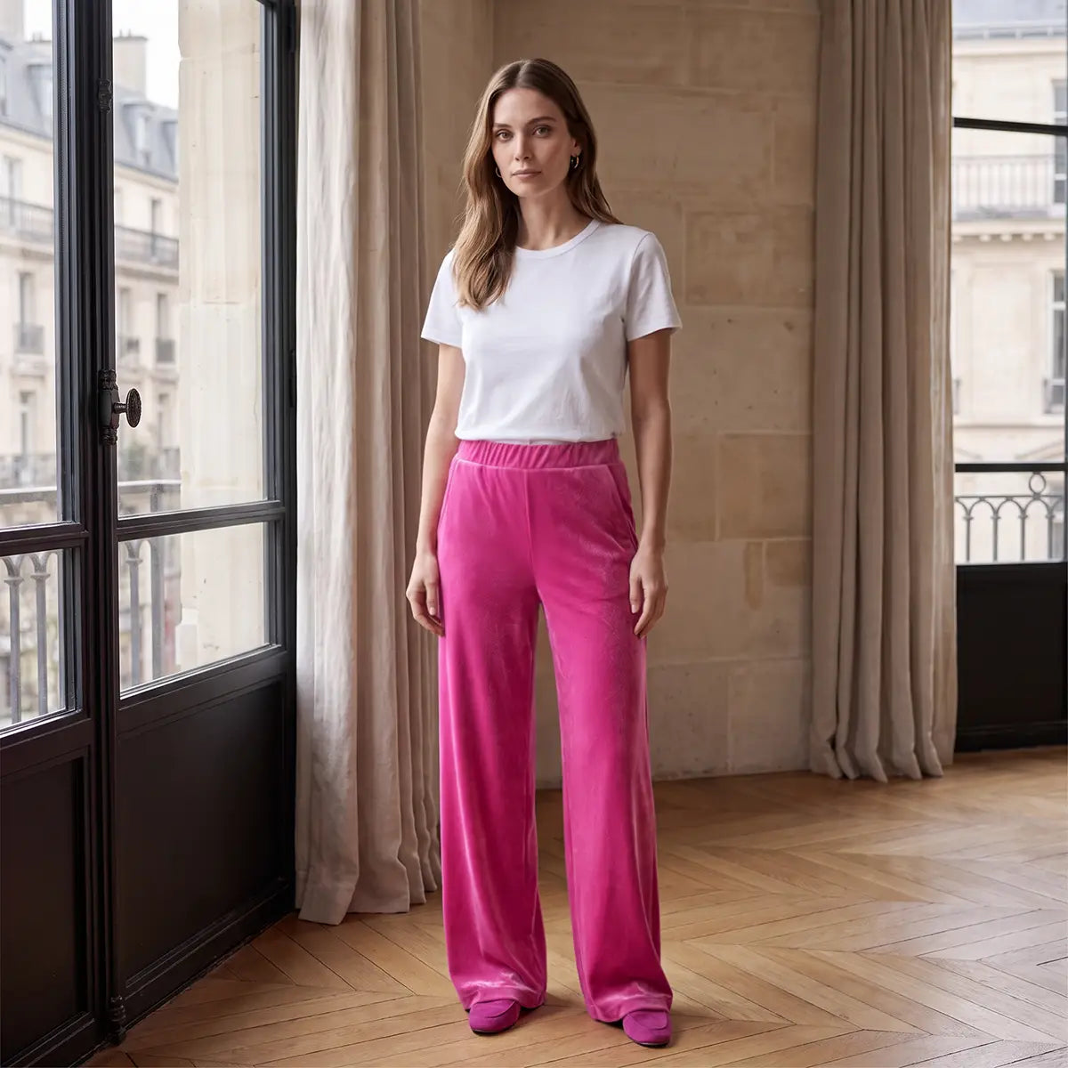 MAXIE, pantalone palazzo in ciniglia fucsia, su modella.