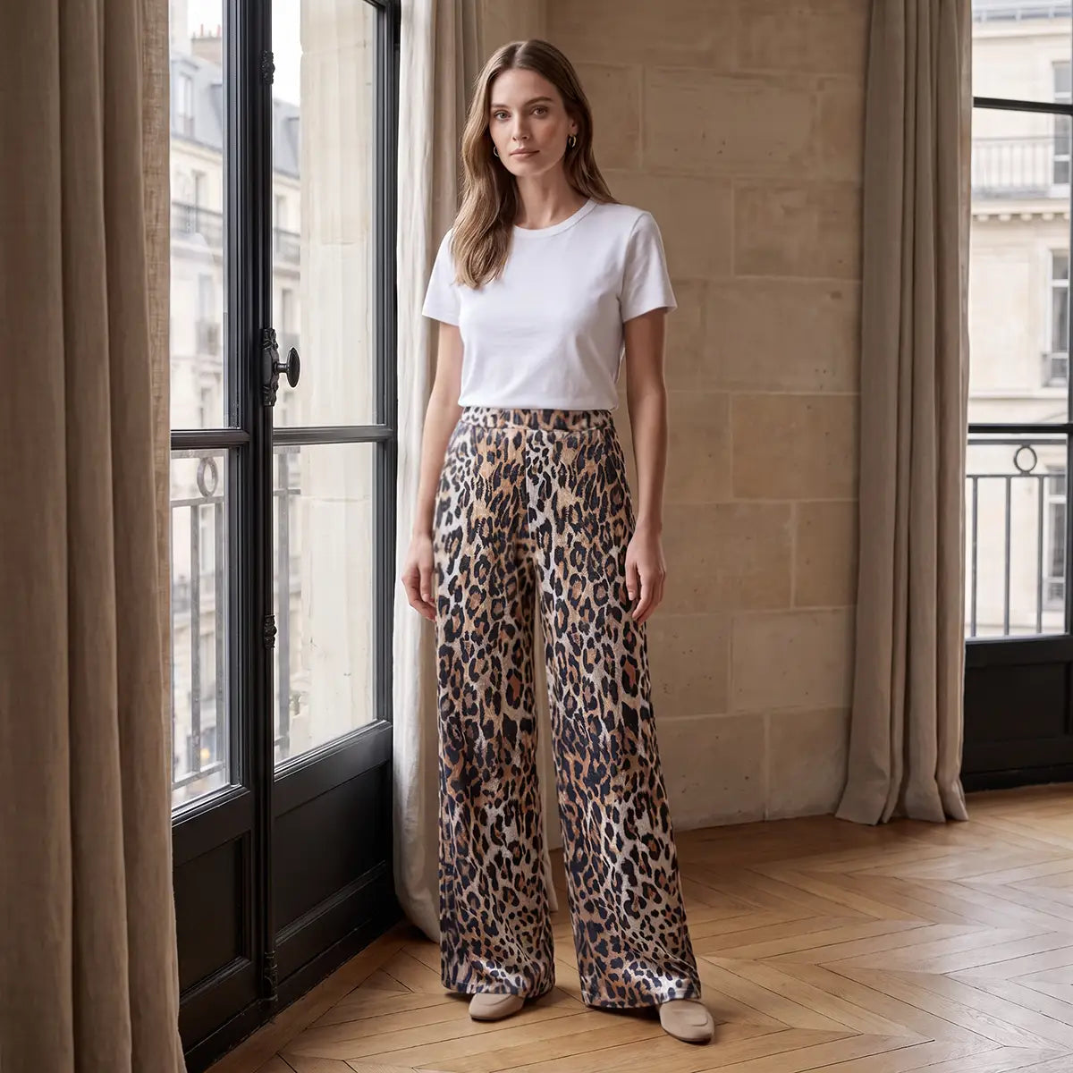 MAXIE, pantalone palazzo in ciniglia martellata animalier, su modella.