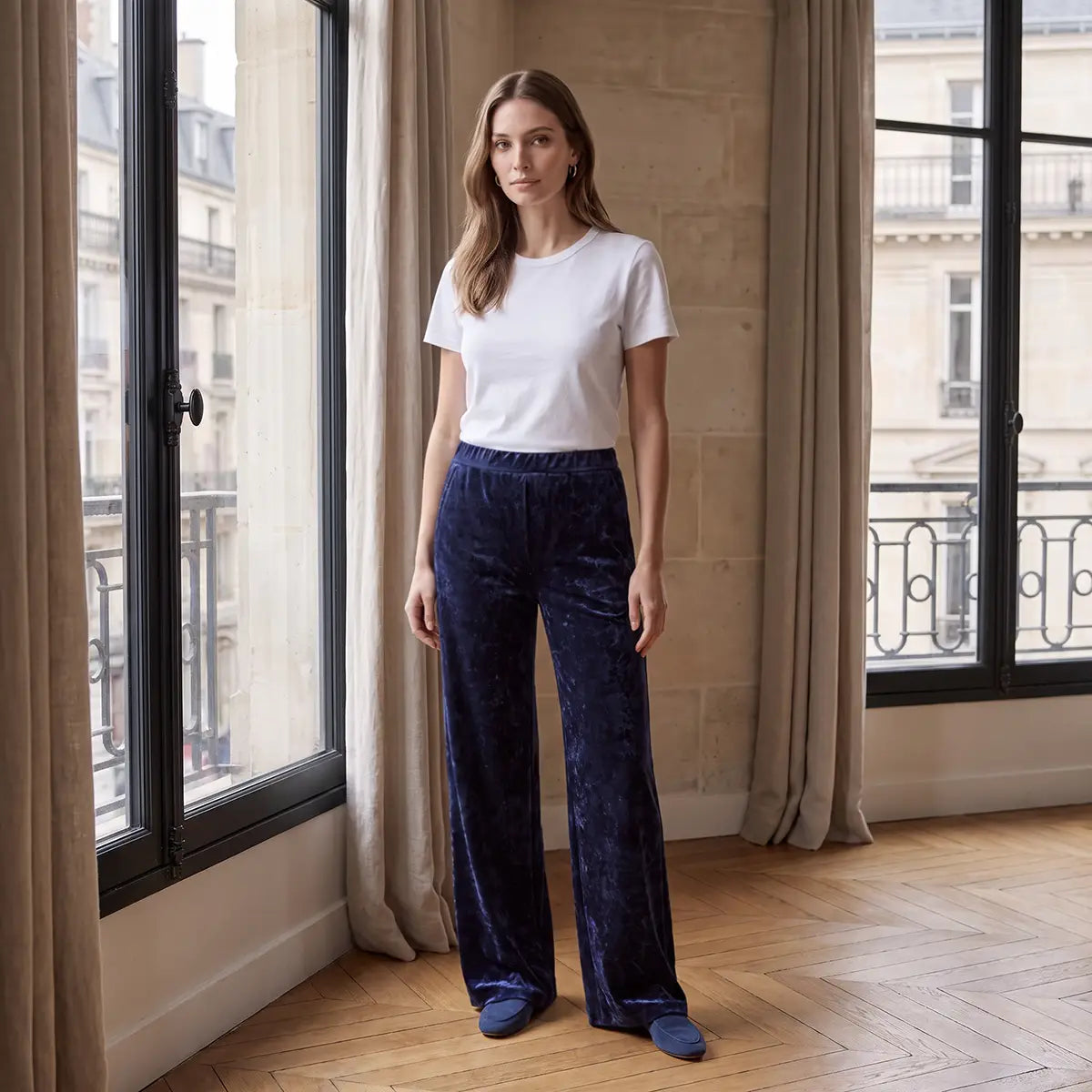 MAXIE, pantalone palazzo in ciniglia martellata blu, su modella.