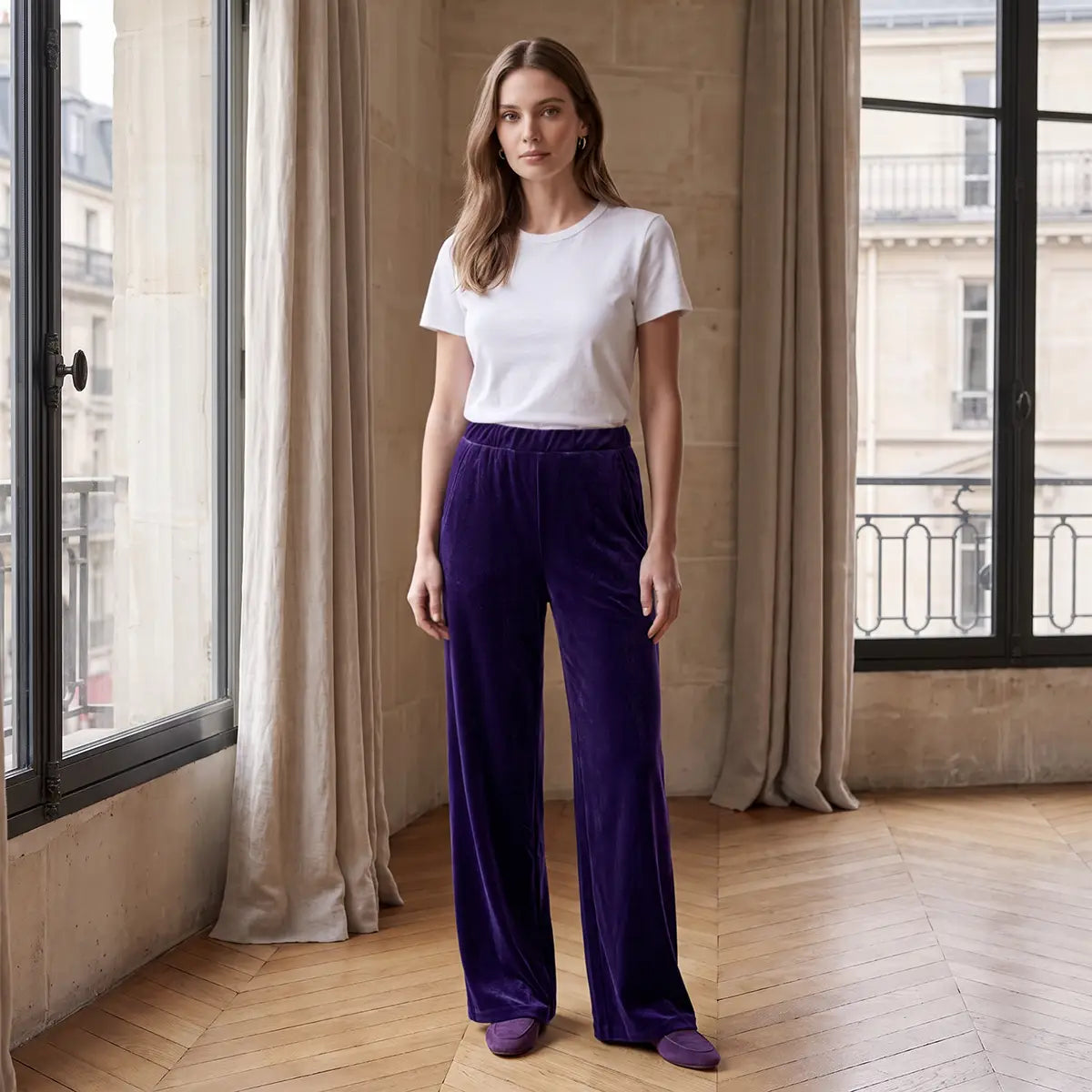 MAXIE, pantalone palazzo in ciniglia viola, su modella.