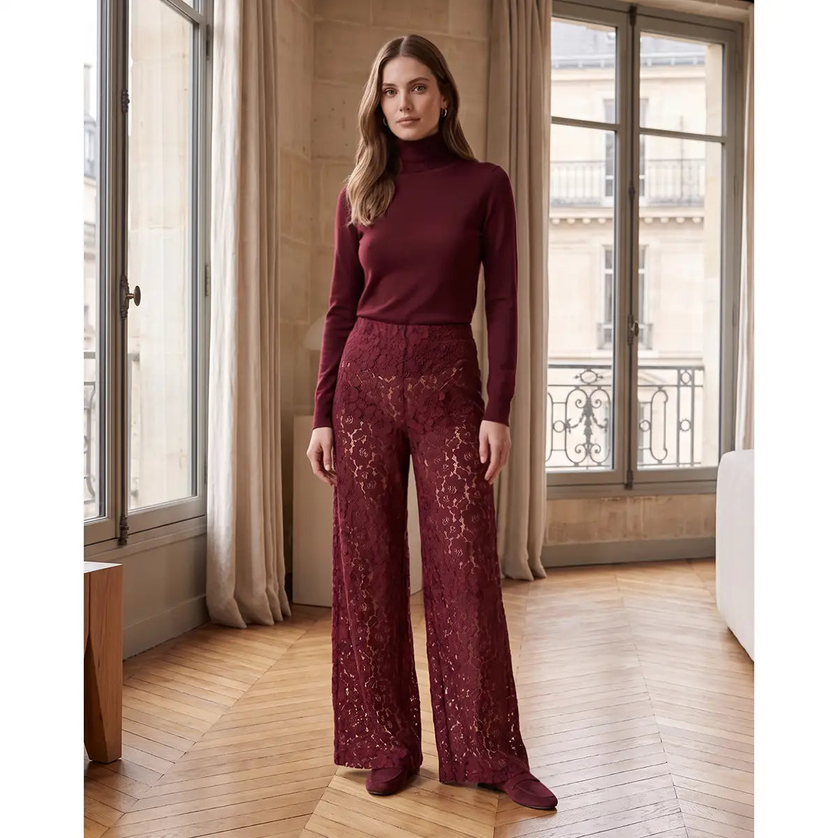 MAXIE, pantalone palazzo in pizzo bordeaux, su modella.