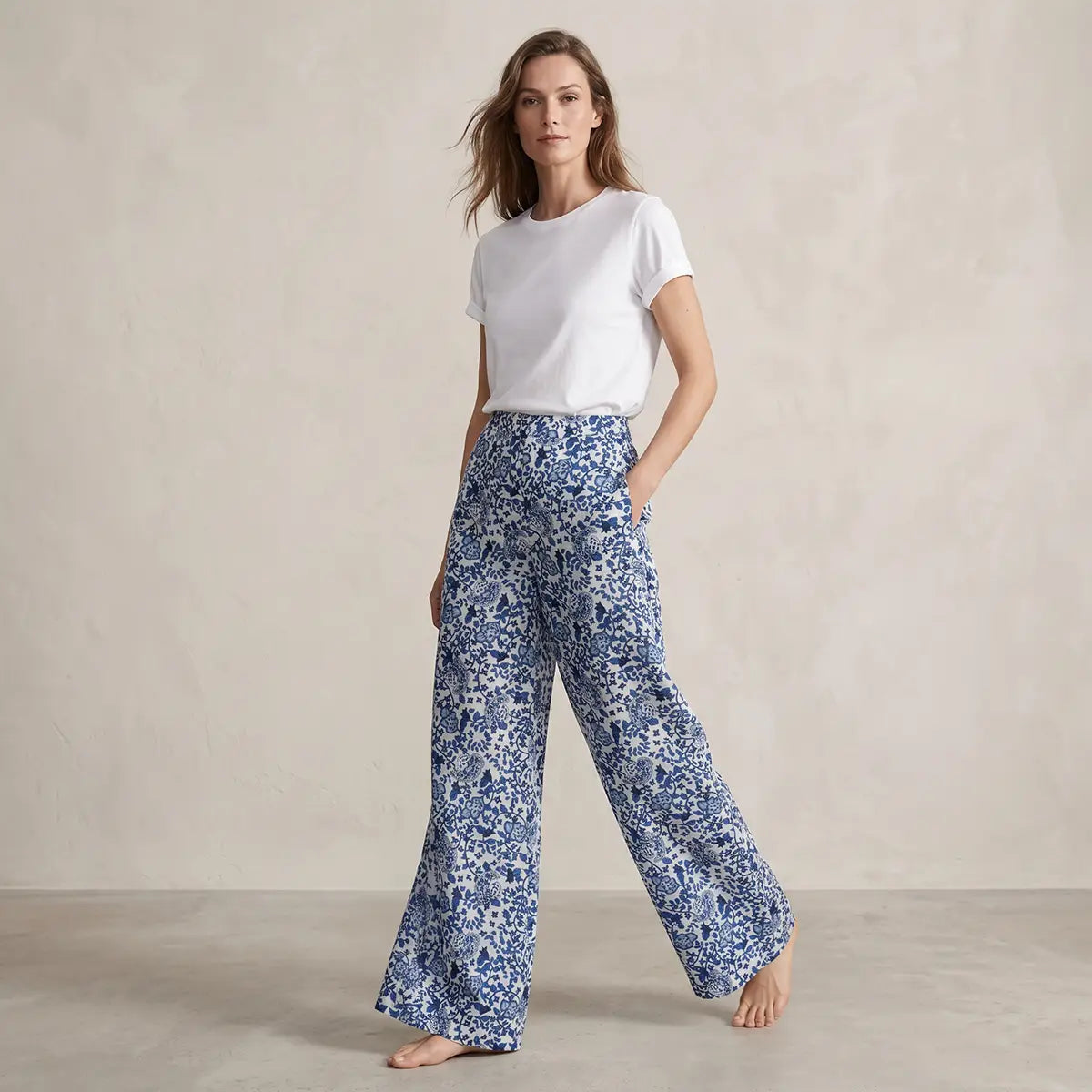 MAXIE pantalone palazzo in mussola di cotone fantasia blue obsession di Alessandra Gallo - indossato frontale 