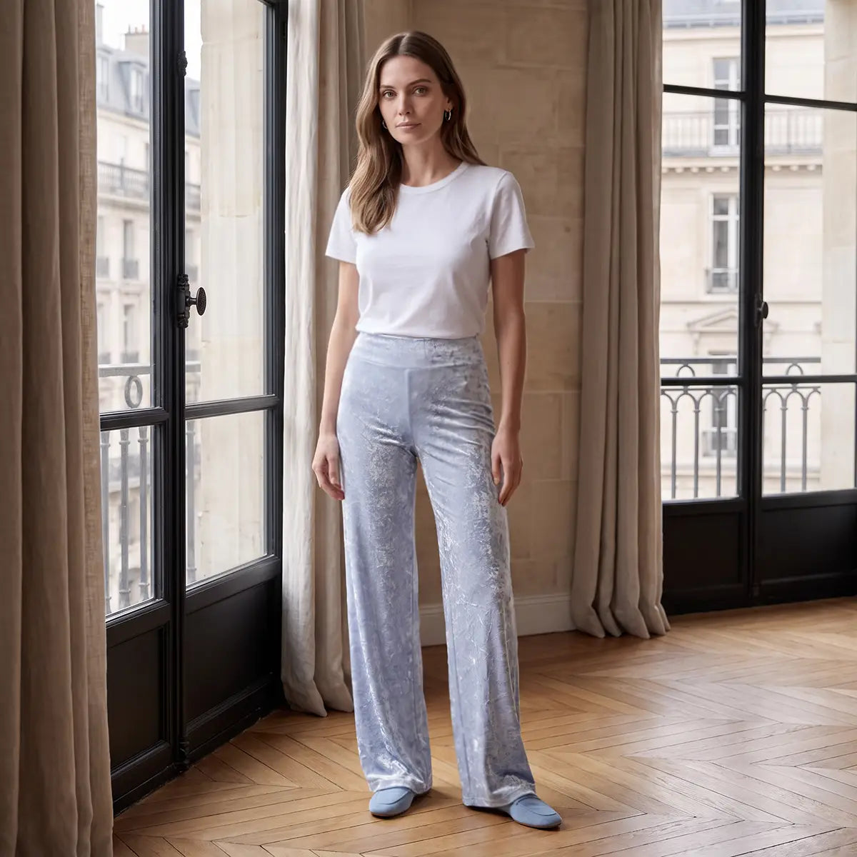 MIMI, pantalone palazzo in ciniglia martellata azzurra, su modella.