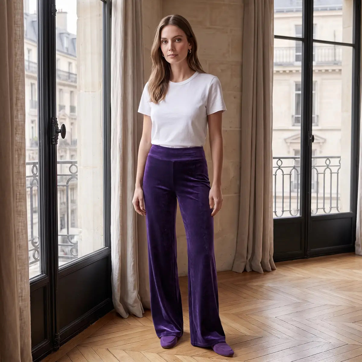 MIMI, pantalone palazzo in ciniglia viola, su modella.