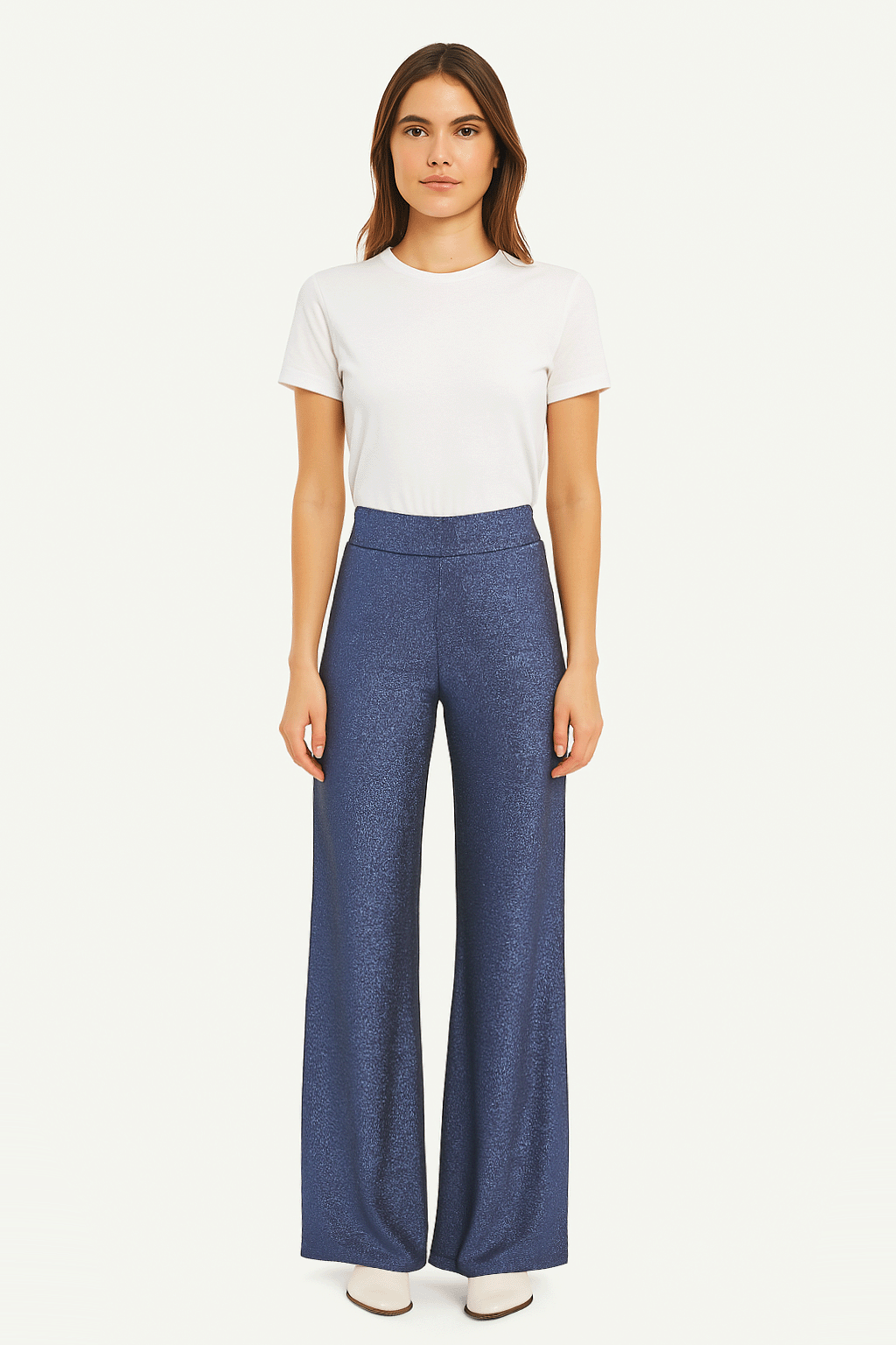 MIMI, pantalone palazzo in lurex blu, su modella.