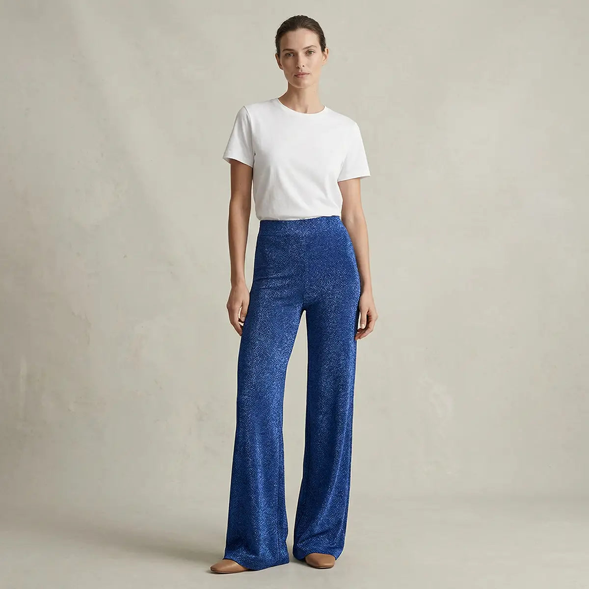 pantalone a palazzo MIMI di Alessandra Gallo in lurex blu con vita alta elasticizzata - indossato frontale - Stardust Collection