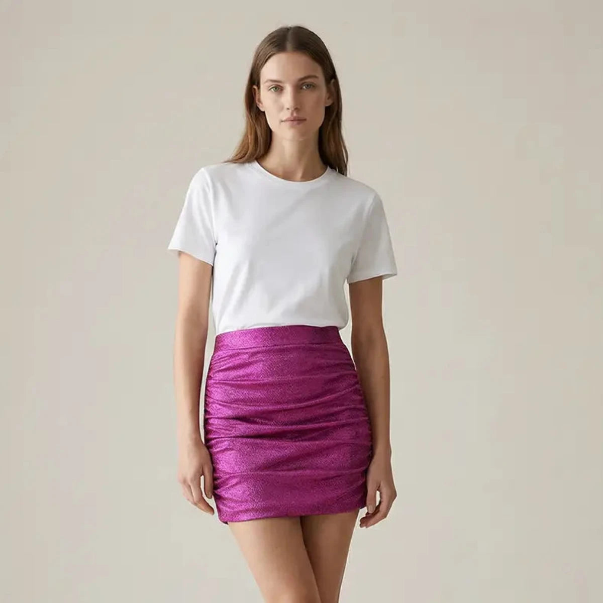 Minigonna drappeggiata in lurex fucsia NINA indossata da modella – Alessandra Gallo
