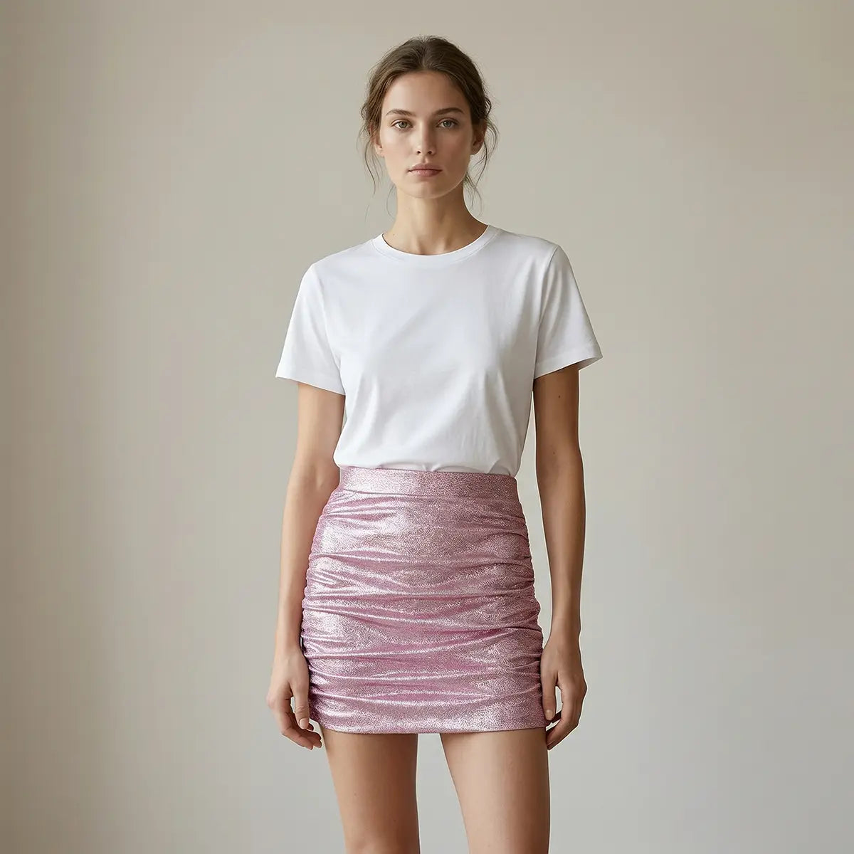 Minigonna drappeggiata in lurex rosa NINA indossata da modella – Alessandra Gallo
