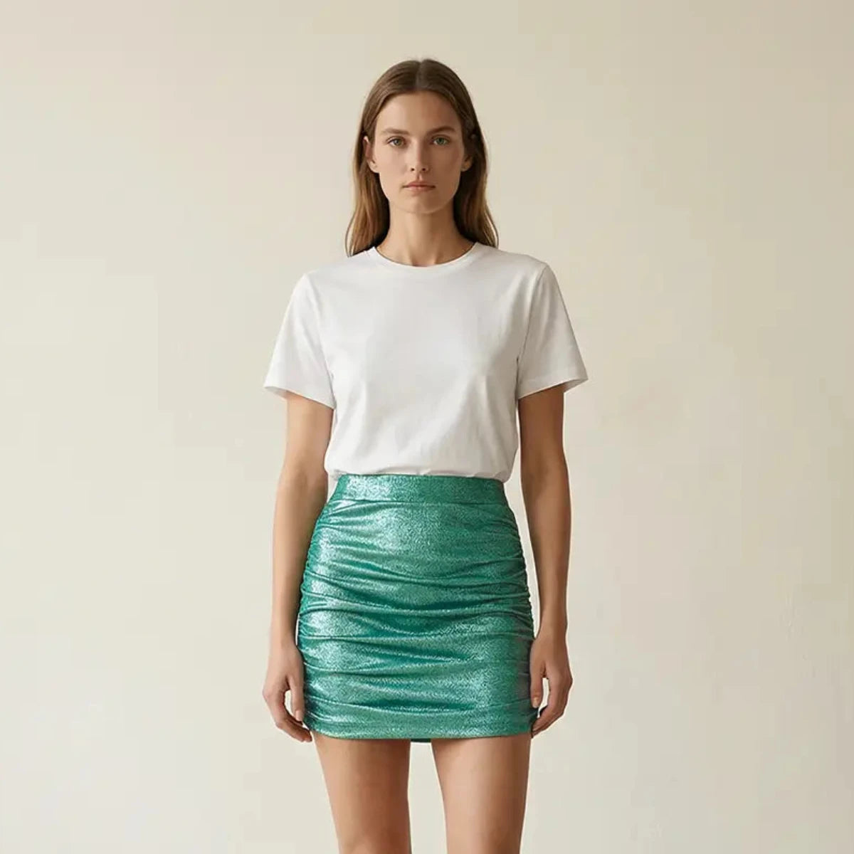 Minigonna drappeggiata in lurex verde NINA indossata da modella – Alessandra Gallo
