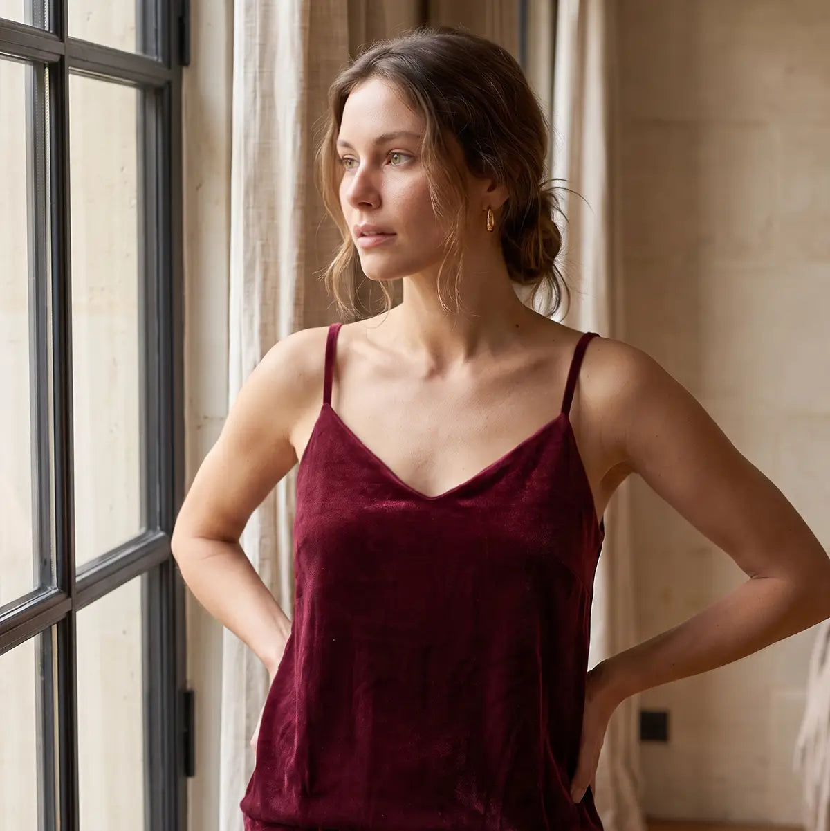 MIRTA, top canotta in ciniglia bordeaux con scollo a V e spalline sottili, su modella.