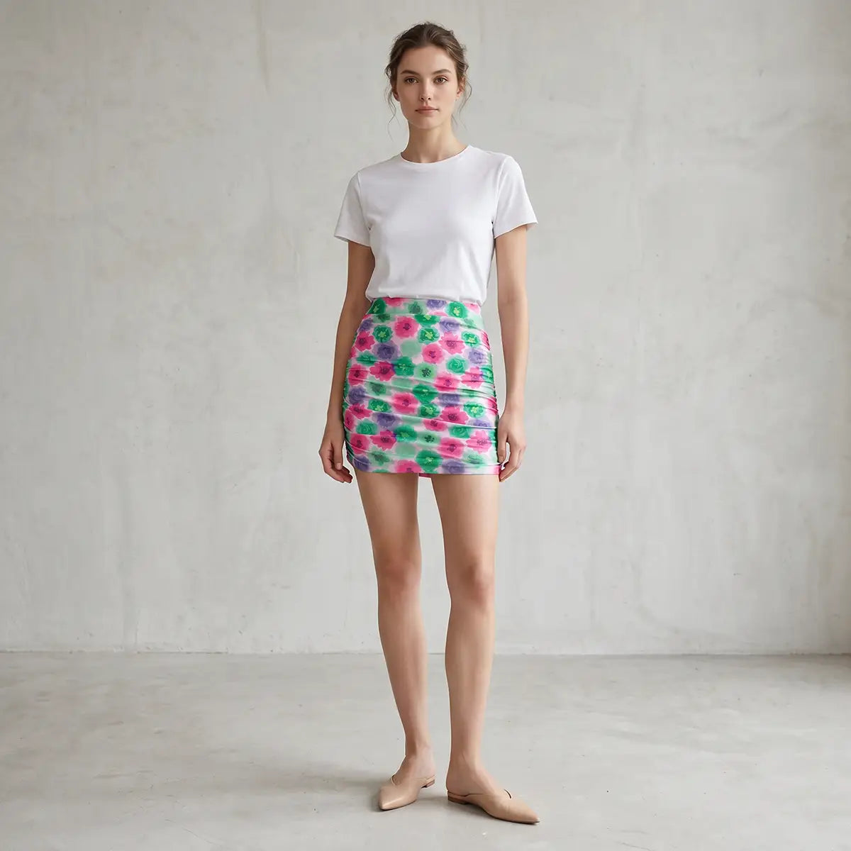 NINA, minigonna drappeggiata in lycra fantasia Peonies, su modella.
