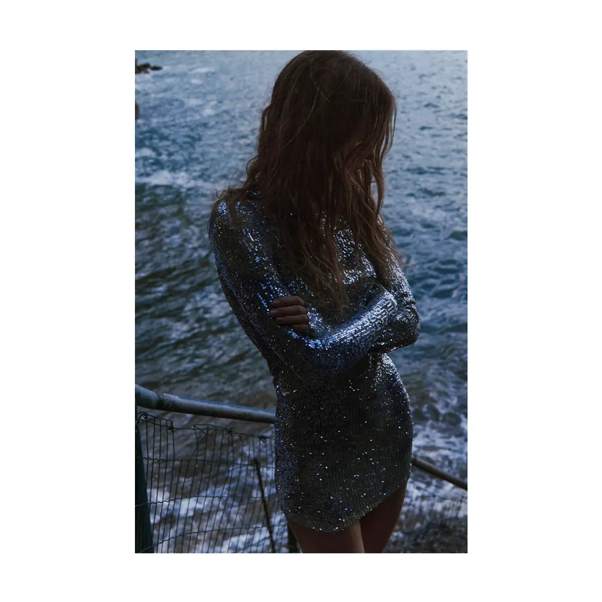ORNELLA MINI, abito corto in paillettes mélange, indossato sugli scogli.