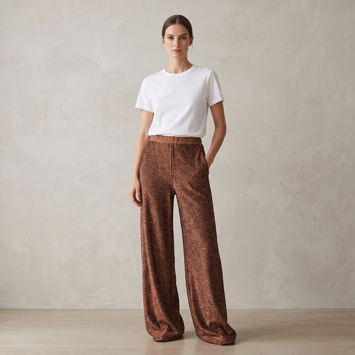 AIDA, pantalone palazzo in lurex bronzo, su modella.