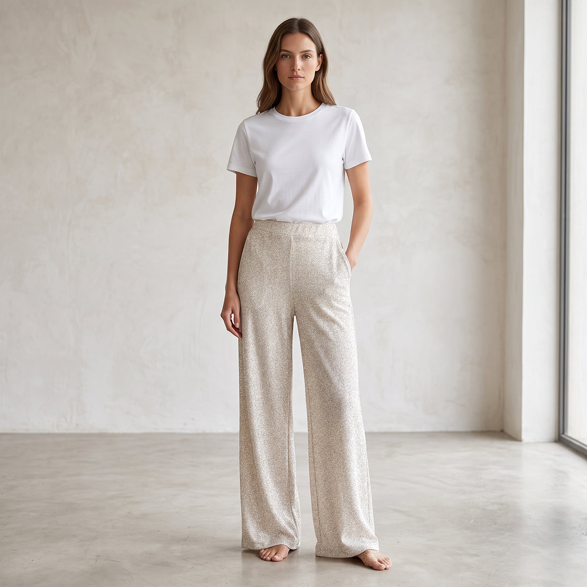 AIDA, pantalone palazzo in lurex panna, su modella.