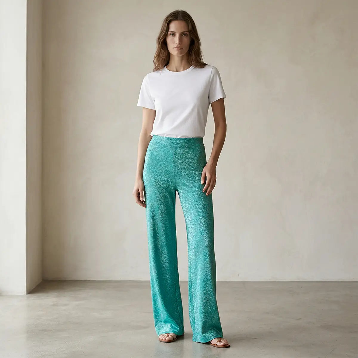 Pantalone palazzo in lurex verde MIMI a vita elasticizzata e gamba larga indossato da modella – Alessandra Gallo
