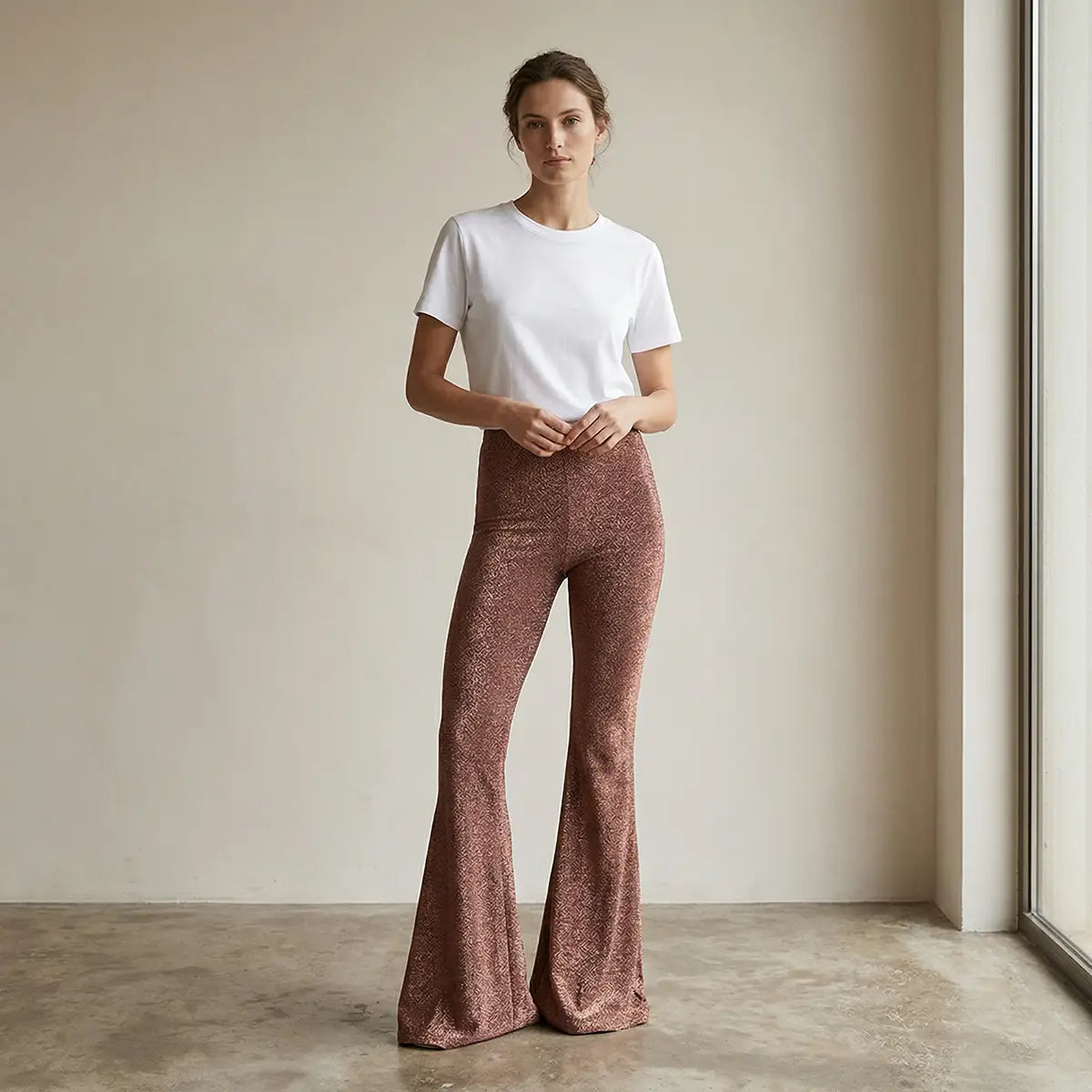 Pantalone a zampa in lurex bronzo LOLA con vita elasticizzata indossato da modella – Alessandra Gallo