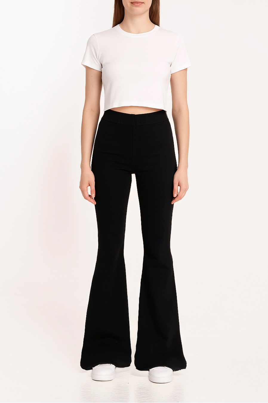 Pantalone a zampa LOLISSIMA di Alessandra Gallo in cotone nero con vita alta ed elastico in vita - indossato frontale - Made in Italy - Printemps Collection