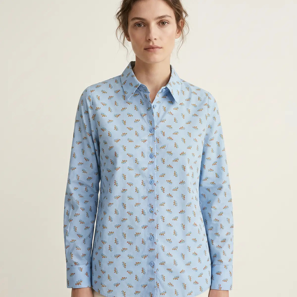 PEONIA, camicia in mussola di cotone fantasia Stourhead, su modella.