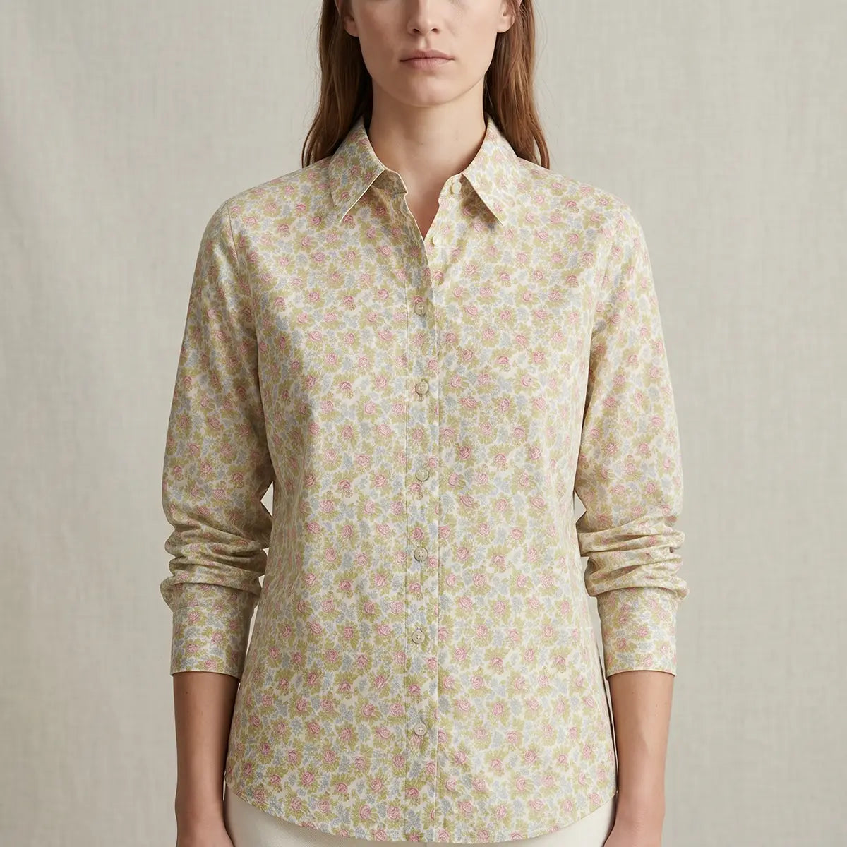 camicia PEONIA di Alessandra Gallo con maniche lunghe, collo all'italiana e bottoni rivestiti in mussola di cotone fantasia Ephrussi - Printemps Collection - Made in Italy - indossata frontale