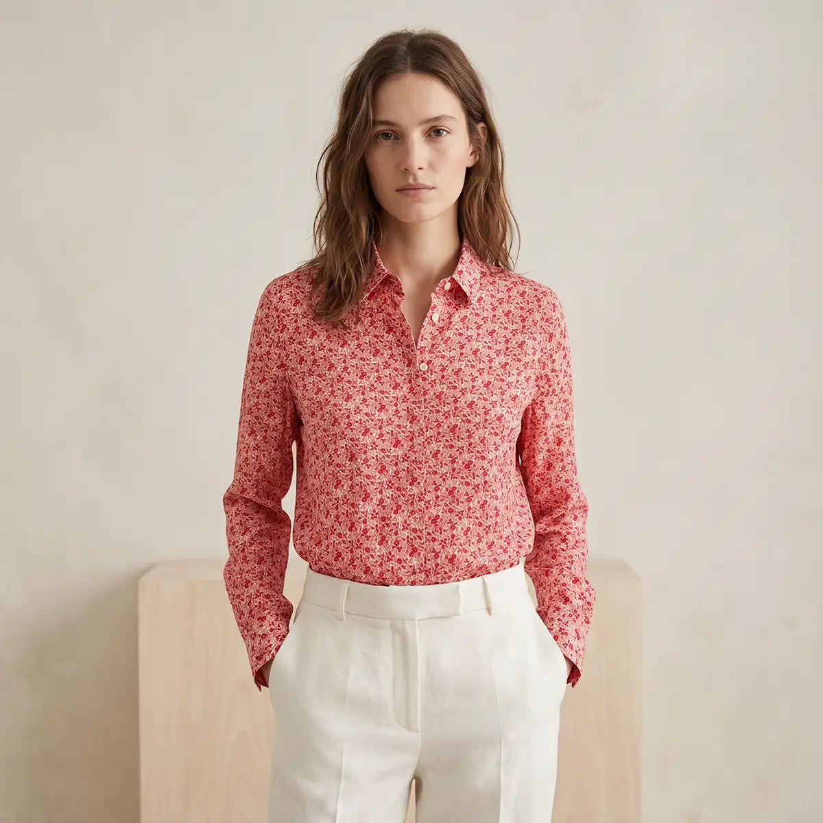 camicia PEONIA di Alessandra Gallo con maniche lunghe, collo all'italiana e bottoni rivestiti in mussola di cotone fantasia Mirabell - Printemps Collection - Made in Italy - indossato frontale