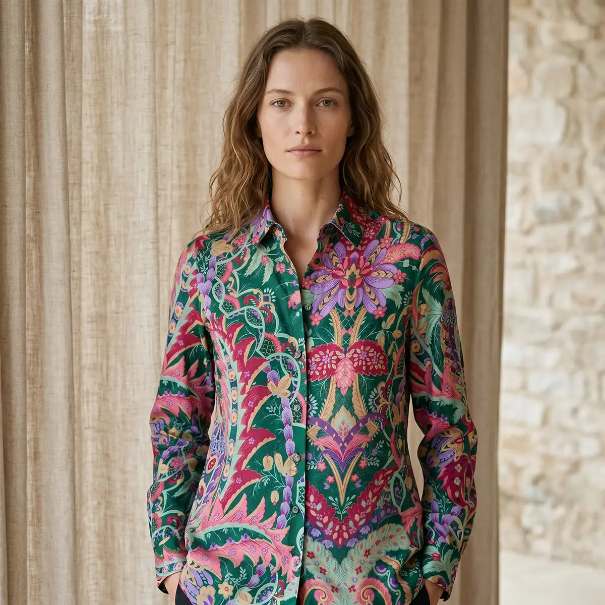 camicia PEONIA di Alessandra Gallo con maniche lunghe, collo all'italiana e bottoni rivestiti in mussola di cotone fantasia Pergola - Printemps Collection - Made in Italy - indossato frontale