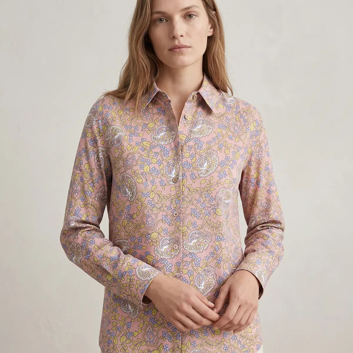 camicia PEONIA di Alessandra Gallo con maniche lunghe, collo all'italiana e bottoni rivestiti in mussola di cotone fantasia Pink Obsession - The Obsession Collection - Made in Italy - indossato frontale