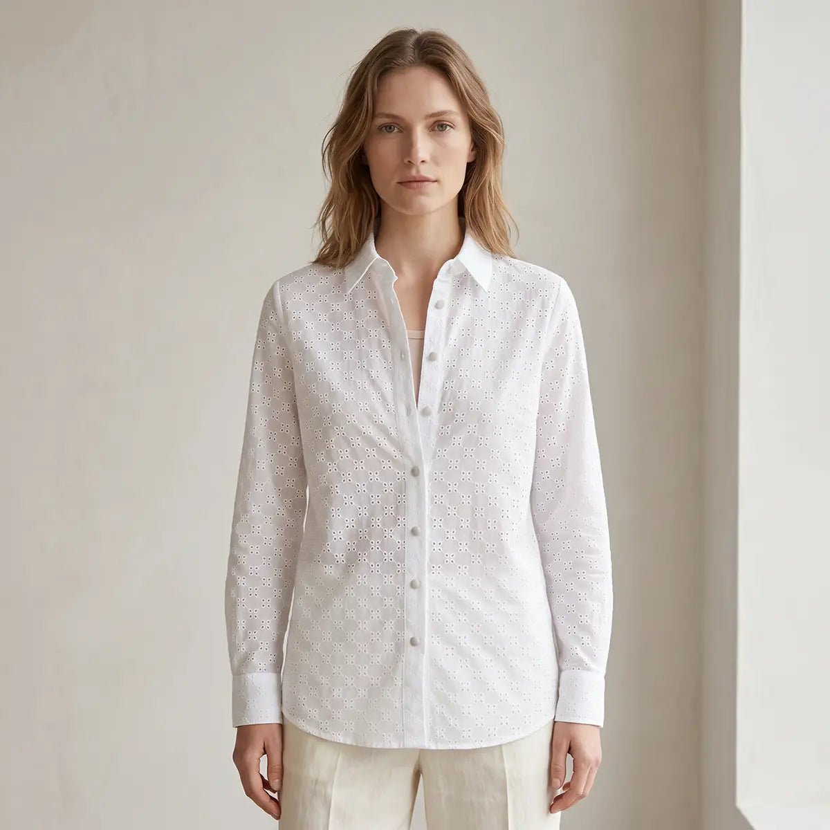 camicia PEONIA di Alessandra Gallo con maniche lunghe, collo all'italiana e bottoni rivestiti in cotone sangallo - Made in Italy - 
 broderie collection - indossato frontale