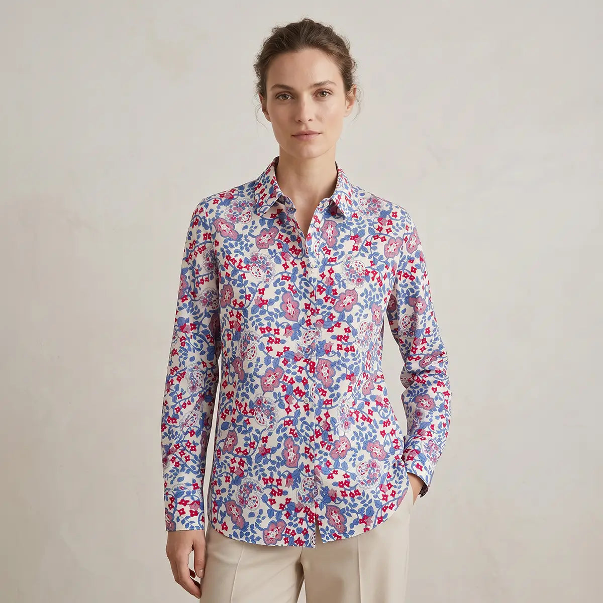 camicia PEONIA di Alessandra Gallo con maniche lunghe, collo all'italiana e bottoni rivestiti in mussola di cotone fantasia White Obsession - The Obsession Collection - Made in Italy - indossata frontale