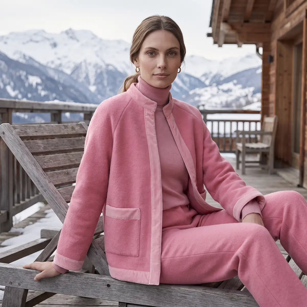 PRISCILLA, giacca in lana cotta rosa con profili in velluto tono su tono, zip frontale e tasche, su modella.