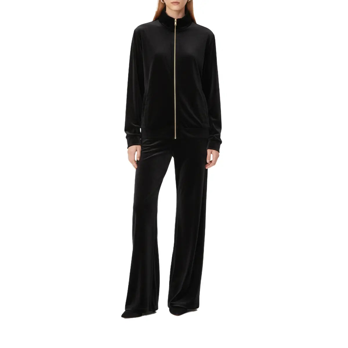 Felpa REINE di Alessandra Gallo in ciniglia nero con maniche lunghe, zip e tasche - indossato frontale - Day&Night Collection