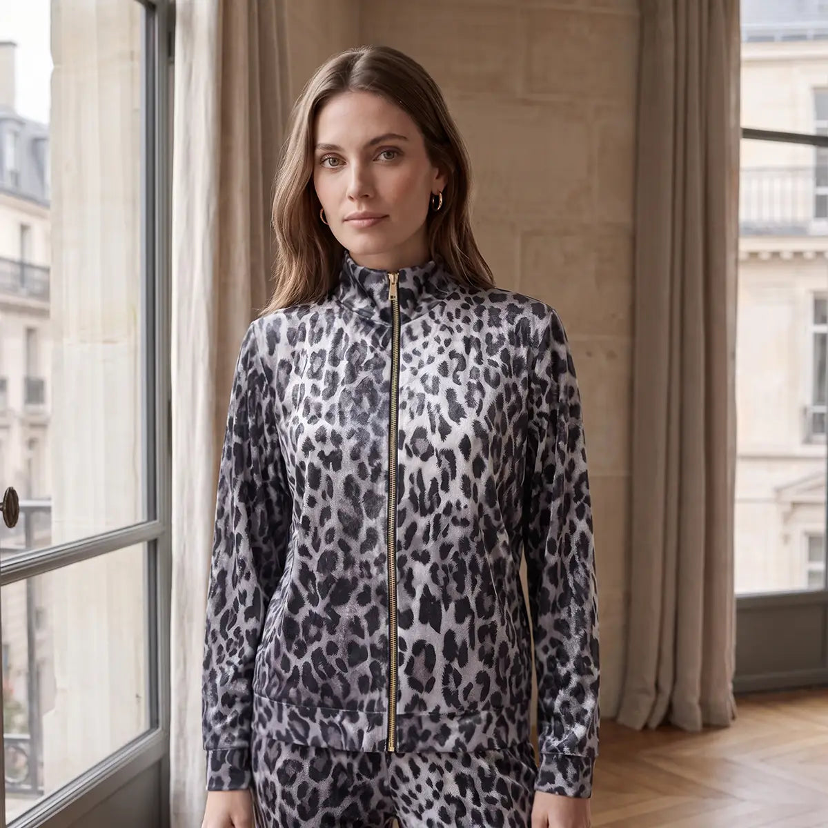 REINE, felpa in ciniglia animalier grigia martellata con zip, collo alto, su modella.