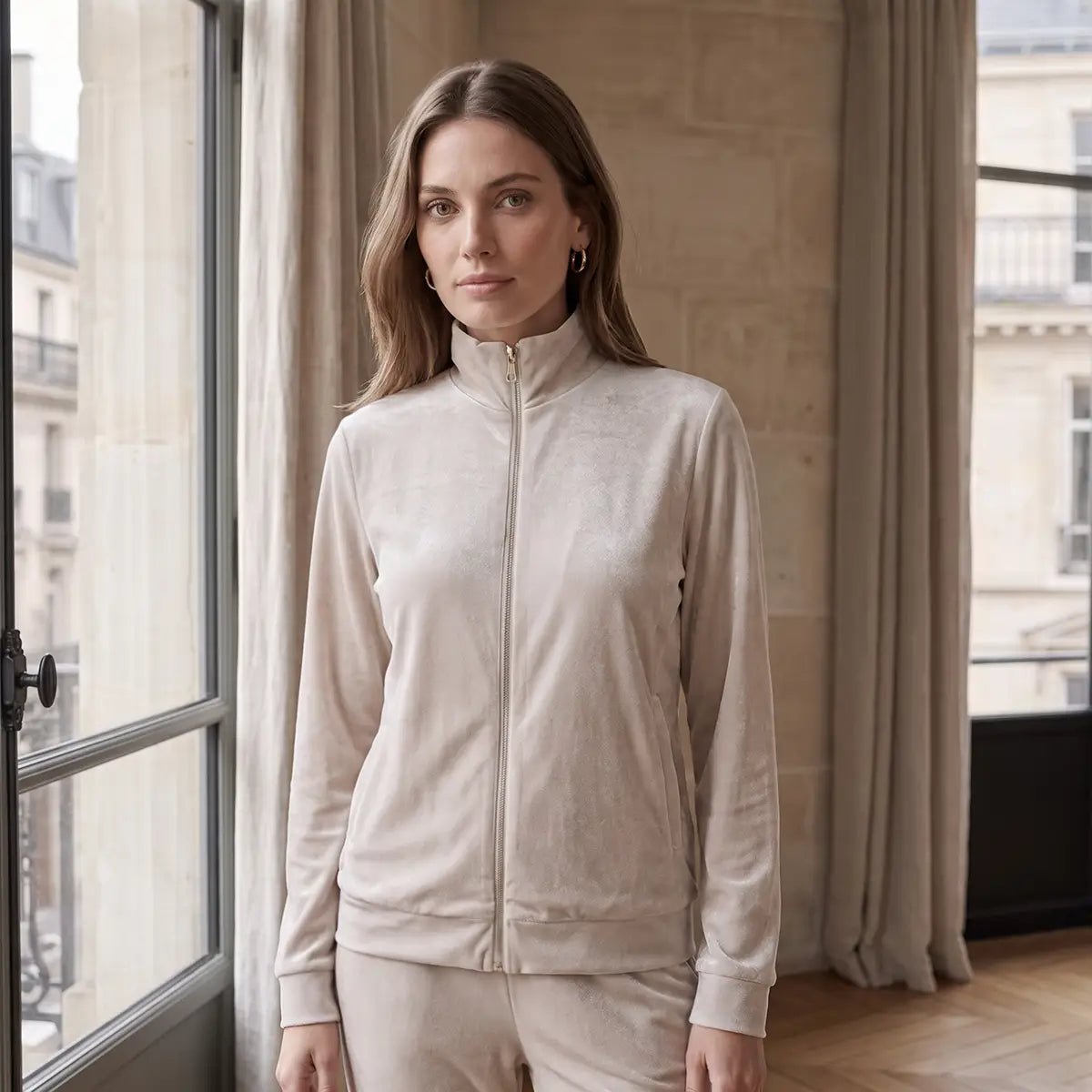 REINE, felpa in ciniglia crema con zip e tasche, collo alto, su modella.
