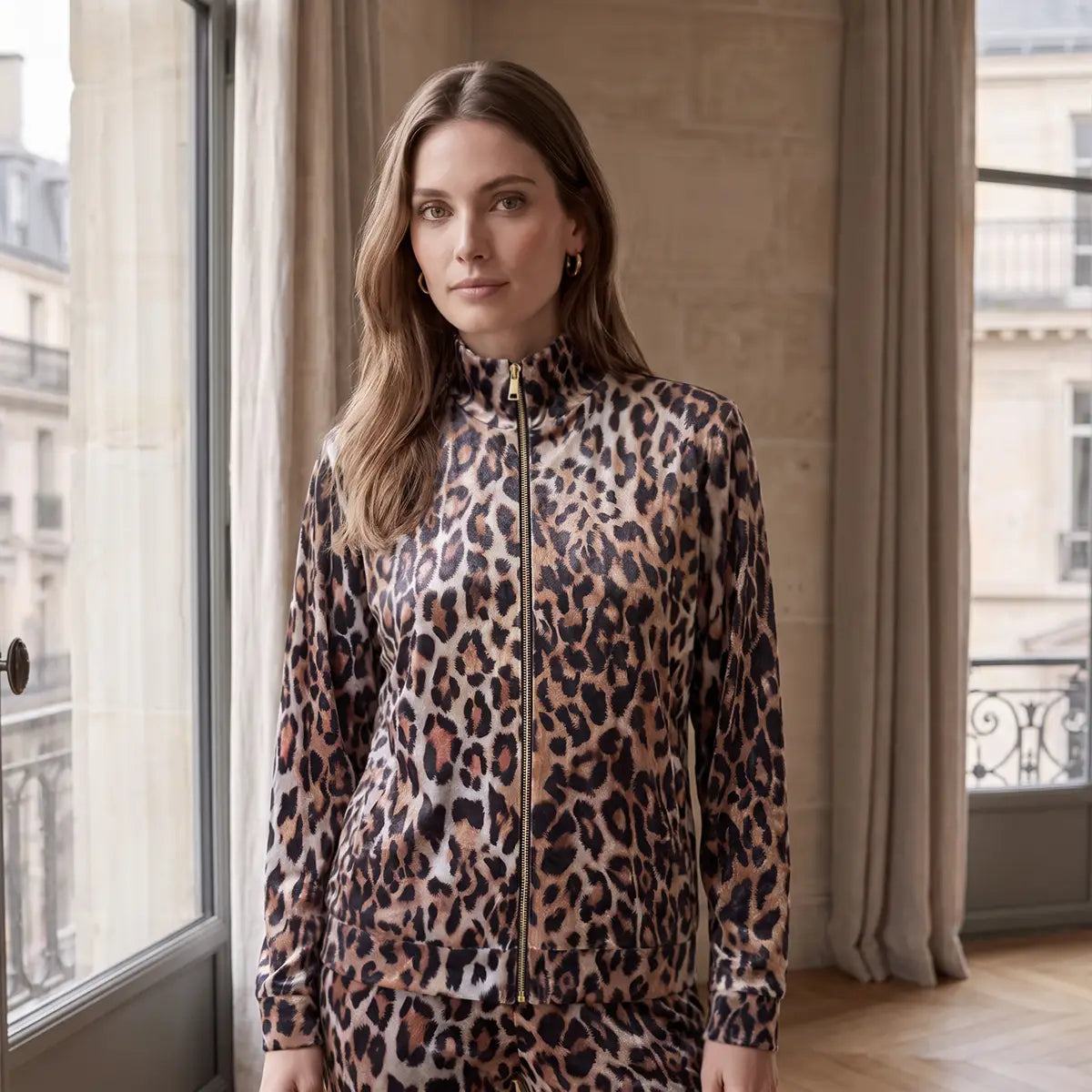 REINE, felpa in ciniglia martellata animalier con zip, collo alto, su modella.