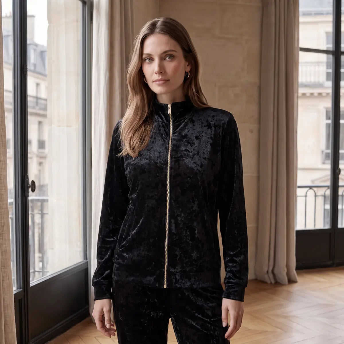 REINE, felpa in ciniglia martellata nera con zip, collo alto, su modella.